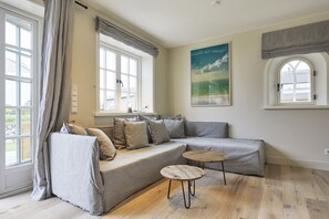 Fernseher, Kamin, Stereoanlage