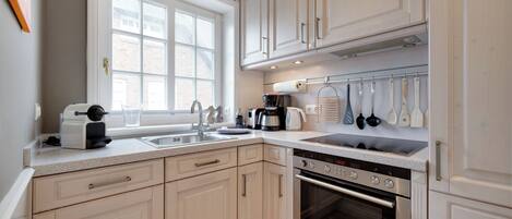 Fridge, oven, stovetop, dishwasher