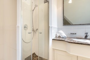 Douche, sĂšche-cheveux, serviettes fournies