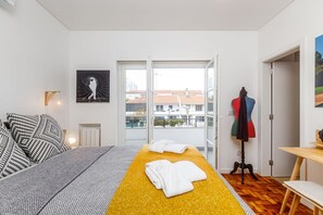 3 habitaciones, escritorio, tabla de planchar con plancha y wifi gratis