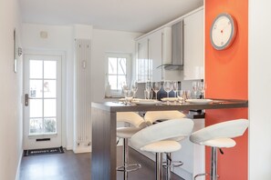 Kjøleskap, ovn, kokeplater og oppvaskmaskin