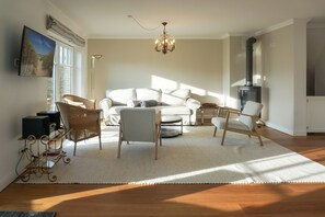 Een televisie, een open haard en een stereo