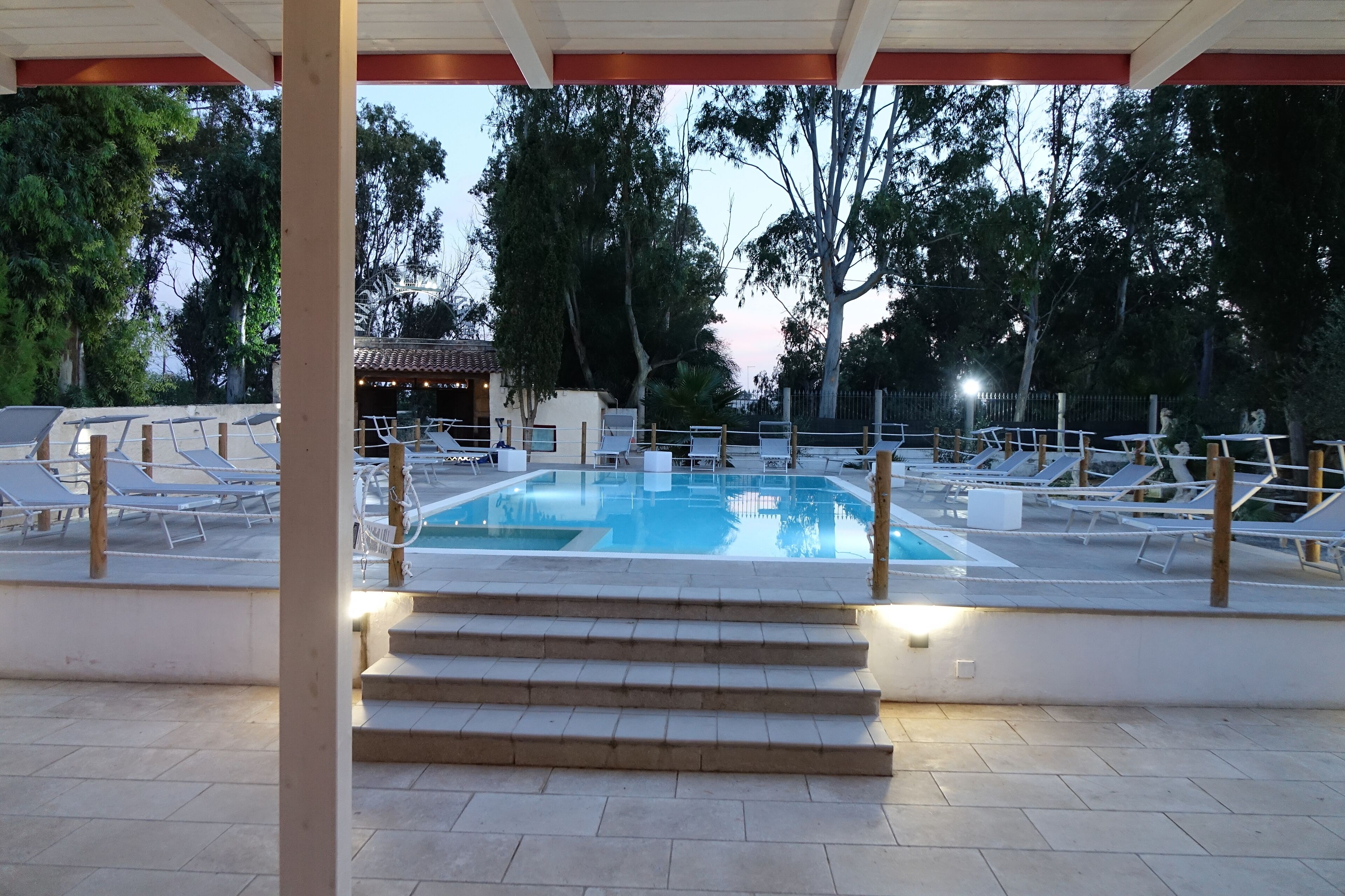 Piscina a l'aire lliure de temporada i gandules 