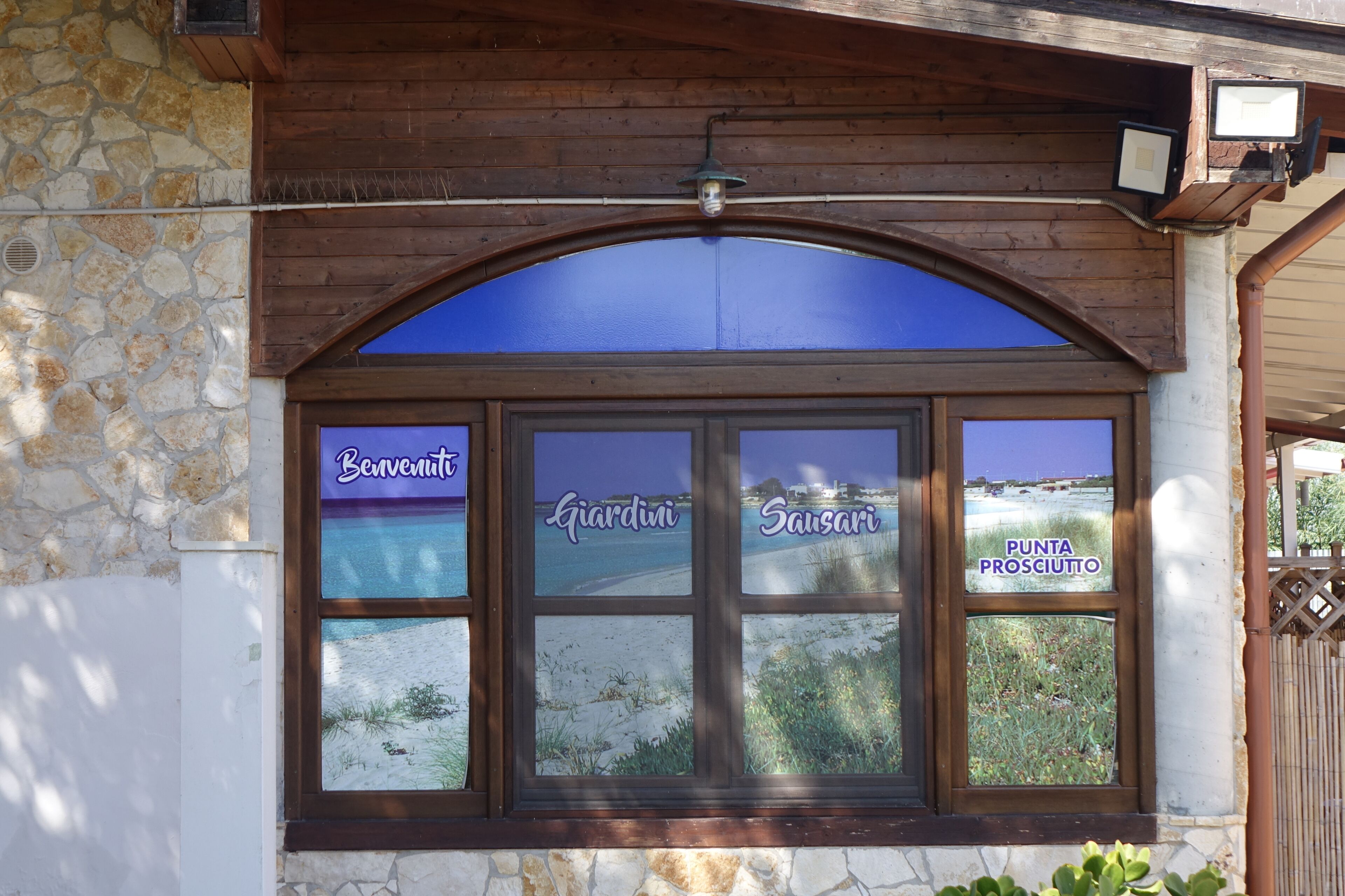 A window with three sections labeled "Benvenuti," "Giardini," and "Punta Prosciutto," indicating different areas or views.