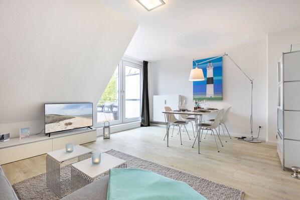 Fernseher, DVD-Player, Stereoanlage