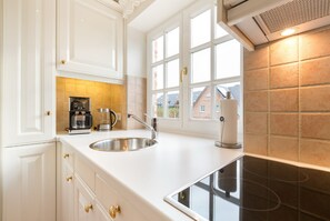 Kylskåp, spishäll, diskmaskin och kaffe- och tebryggare