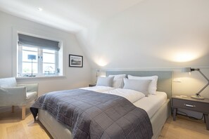 3 bedrooms, desk, iron/ironing board, free WiFi - Hausteil mit 4 Räumen im EG, UG, OG ca. 205 m² Nutzfläche (Wenningstedt-Braderup (Sylt))