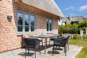 Outdoor dining - Hausteil mit 4 Räumen im EG, UG, OG ca. 205 m² Nutzfläche (Wenningstedt-Braderup (Sylt))