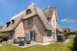 Exterior - Hausteil mit 4 Räumen im EG, UG, OG ca. 205 m² Nutzfläche (Wenningstedt-Braderup (Sylt))