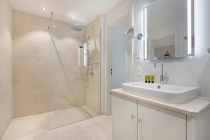 Hair dryer, towels - Hausteil mit 4 Räumen im EG, UG, OG ca. 205 m² Nutzfläche (Wenningstedt-Braderup (Sylt))