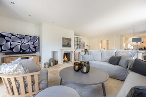 TV, fireplace, DVD player, stereo - Hausteil mit 4 Räumen im EG, UG, OG ca. 205 m² Nutzfläche (Wenningstedt-Braderup (Sylt))