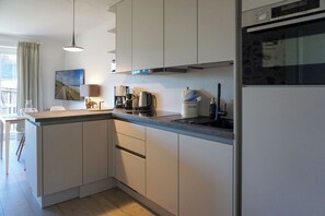Kylskåp, spishäll, diskmaskin och kaffe- och tebryggare