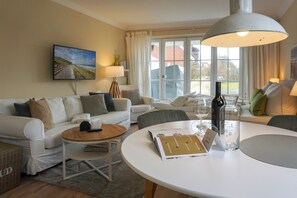 TV, DVD player - 3-raum Appartement im Erd- und Untergeschoss für bis zu 4 Personen (Wenningstedt-Braderup (Sylt))