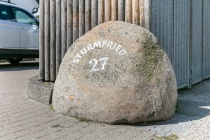 Una gran piedra con la inscripción "STURMFried 27" sobre una superficie pavimentada.