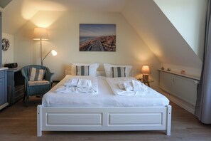 Tabla de planchar con plancha, wifi gratis, ropa de cama