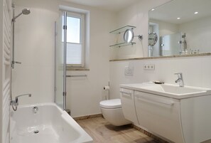 Hair dryer, towels - End-appartement im Erd- und Untergeschoss mit ca. 98 qm Nutzfläche (Wenningstedt-Braderup (Sylt))