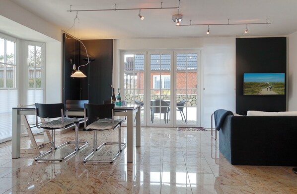 TV, DVD player, stereo - End-appartement im Erd- und Untergeschoss mit ca. 98 qm Nutzfläche (Wenningstedt-Braderup (Sylt))