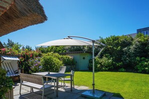 Outdoor dining - Luxushausteil Unter Reet. Ca. 121 qm Nutzfläche für bis zu 6 Gäste im Eg/ug/og (Wenningstedt-Braderup (Sylt))