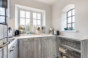 Geladeira, cooktop, lava-louças, cafeteira/chaleira