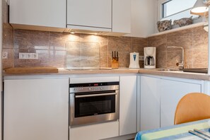 Fridge, stovetop, dishwasher, coffee/tea maker