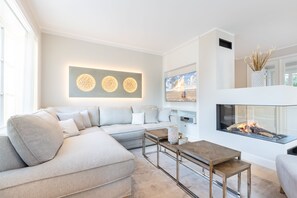 Fernseher, Kamin, Stereoanlage