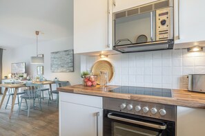Wasserkocher mit Kaffee-/Teezubehör, Kühlschrank, Mikrowelle, Ofen