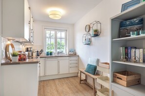 Wasserkocher mit Kaffee-/Teezubehör, Kühlschrank, Mikrowelle, Ofen