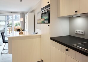 Kjøleskap, kokeplater, oppvaskmaskin og kaffetrakter/tekoker