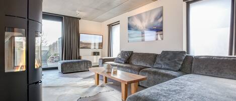 Televisión, chimenea y estéreo