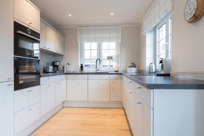 Réfrigérateur, plaque de cuisson, lave-vaisselle, cafetière/bouilloire