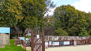 A wooden gate with a sign indicating a swimming pool. - Manorcombe 40 (Gunnislake)