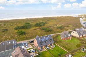 A coastal residential area with houses, a beach, and a grassy landscape. - Ferienwohnung "düün Hüs, Appartement Nr. 3" in Westerland, Sylt (Sylt)