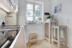 Kjøleskap, ovn, kokeplater og kaffetrakter/tekoker