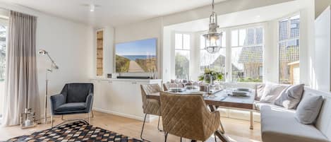 Televisión, chimenea, reproductor de DVD y estéreo