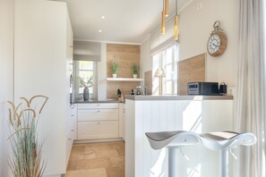 Réfrigérateur, surface de cuisson, lave-vaisselle, cafetière-théière