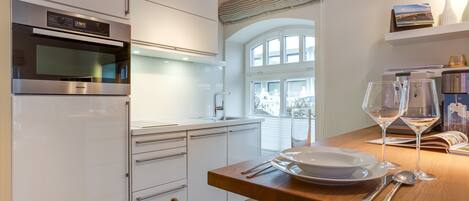 Jääkaappi, liesi, astianpesukone, kahvin-/teenkeitin