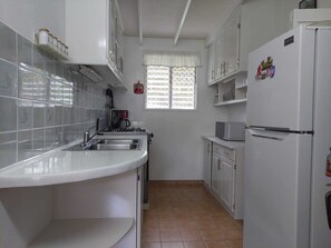Fridge, microwave, stovetop, toaster - Cozy 1 bedroom bungalow in a quiet residential cul-de-sac. 5 mins to the beach (Sunset Crest)