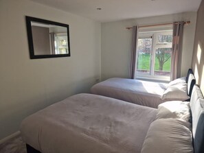 3 bedrooms, iron/ironing board, travel crib, free WiFi - A&S Properties (No guest fees) (Wolverhampton)