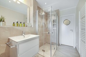 Een douche, een haardroger, handdoeken