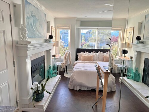 Park Side Getaway! Beautiful studio next to park.