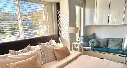 Park Side Getaway! Beautiful studio next to park.