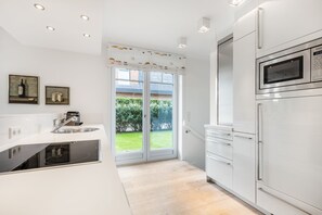 冷蔵庫、電子レンジ、オーブン、コンロ