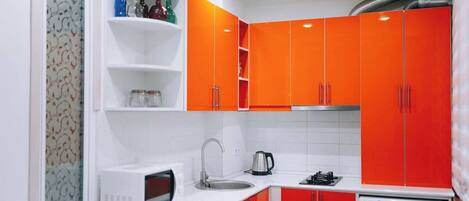 Kühlschrank, Mikrowelle, Herdplatte, Kochgeschirr/Geschirr/Besteck