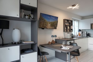 Fridge, stovetop, dishwasher, coffee/tea maker - 2-raum-appartement im Erd- und UG mit ca. 53m² Nutzfläche für Max. Zwei Personen (Wenningstedt-Braderup (Sylt))