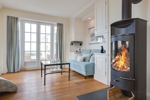 TV, lareira, DVD player, aparelho de som