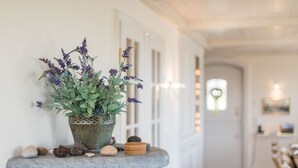 A stone bench with a potted plant and decorative stones. - Strand, Meer & Luxus (Wenningstedt-Braderup (Sylt))