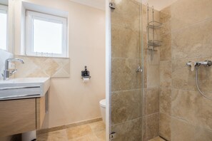 Dusche, Haartrockner, Handtücher