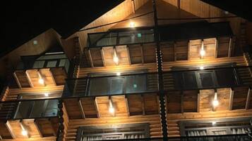Un edificio de varios pisos con fachada de madera y varios balcones.