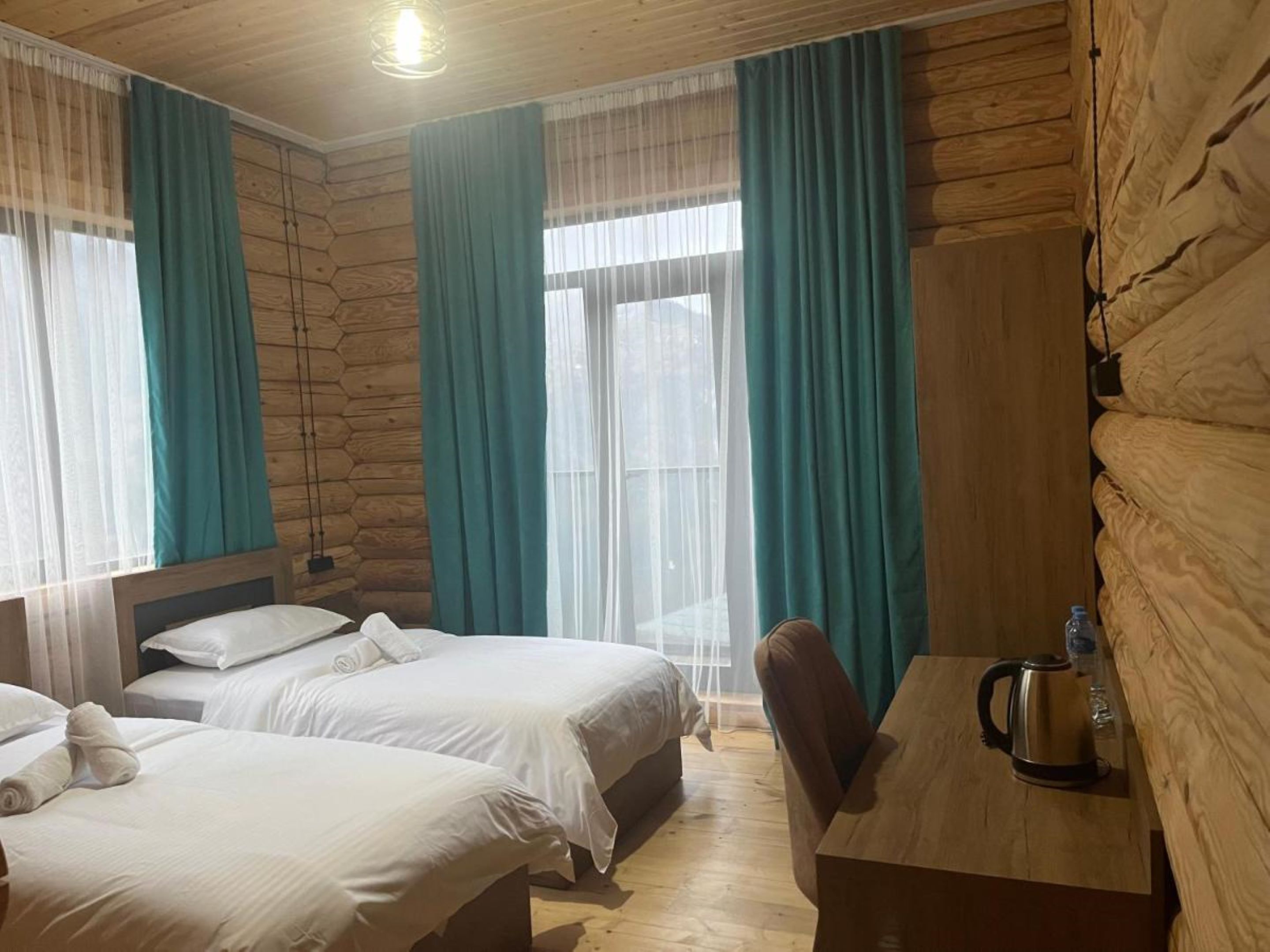 مكتب ومساحة عمل للكمبيوتر المحمول وتجهيزات عازلة للصوت وواي فاي مجانًا