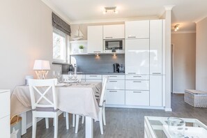 Kühlschrank, Mikrowelle, Herdplatte, Geschirrspüler